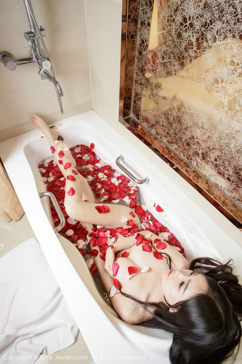 性感女神芈琳娜丝袜美腿玫瑰浴湿身诱惑私房写真