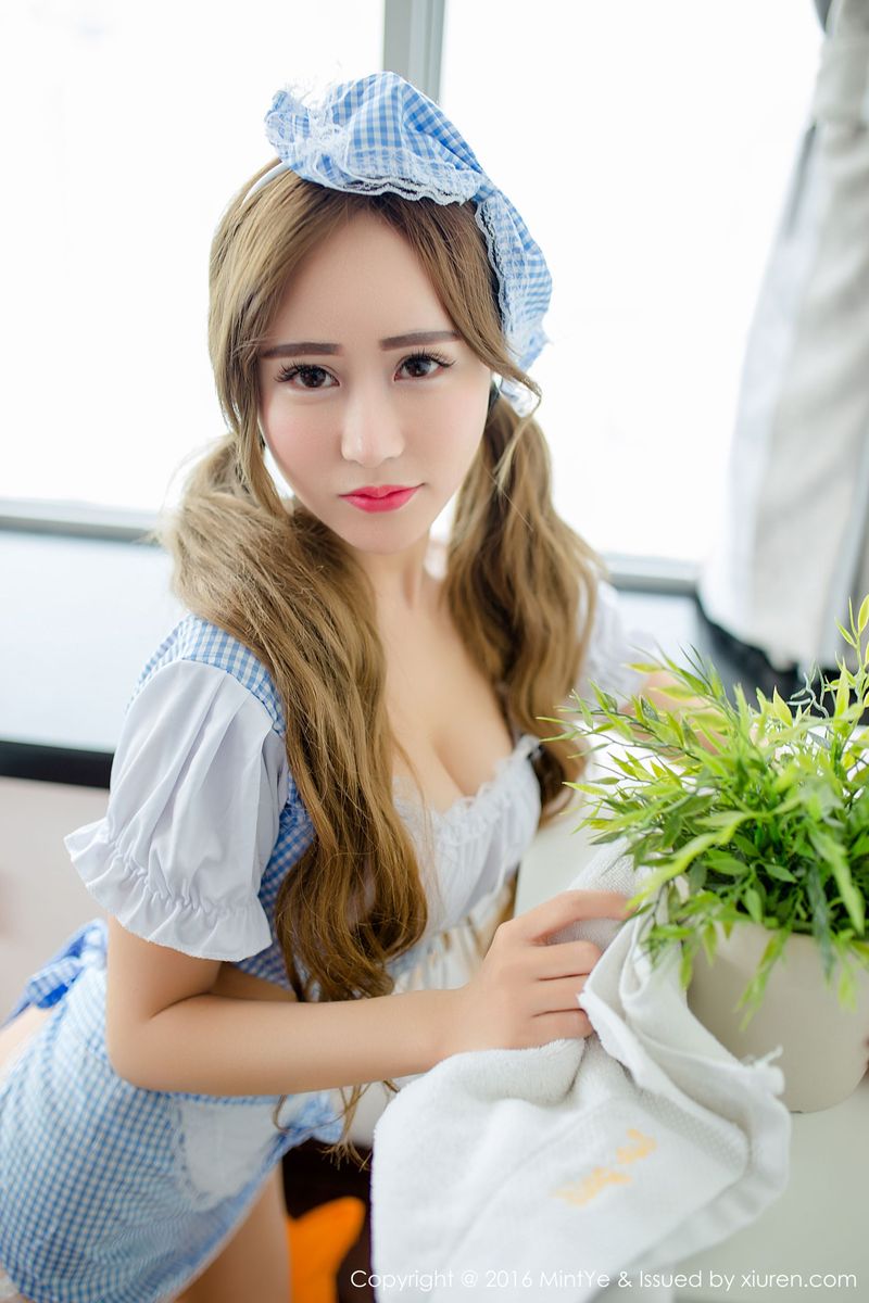 成都妹子何梦兮Stacy女仆装婀娜身材制服诱惑写真