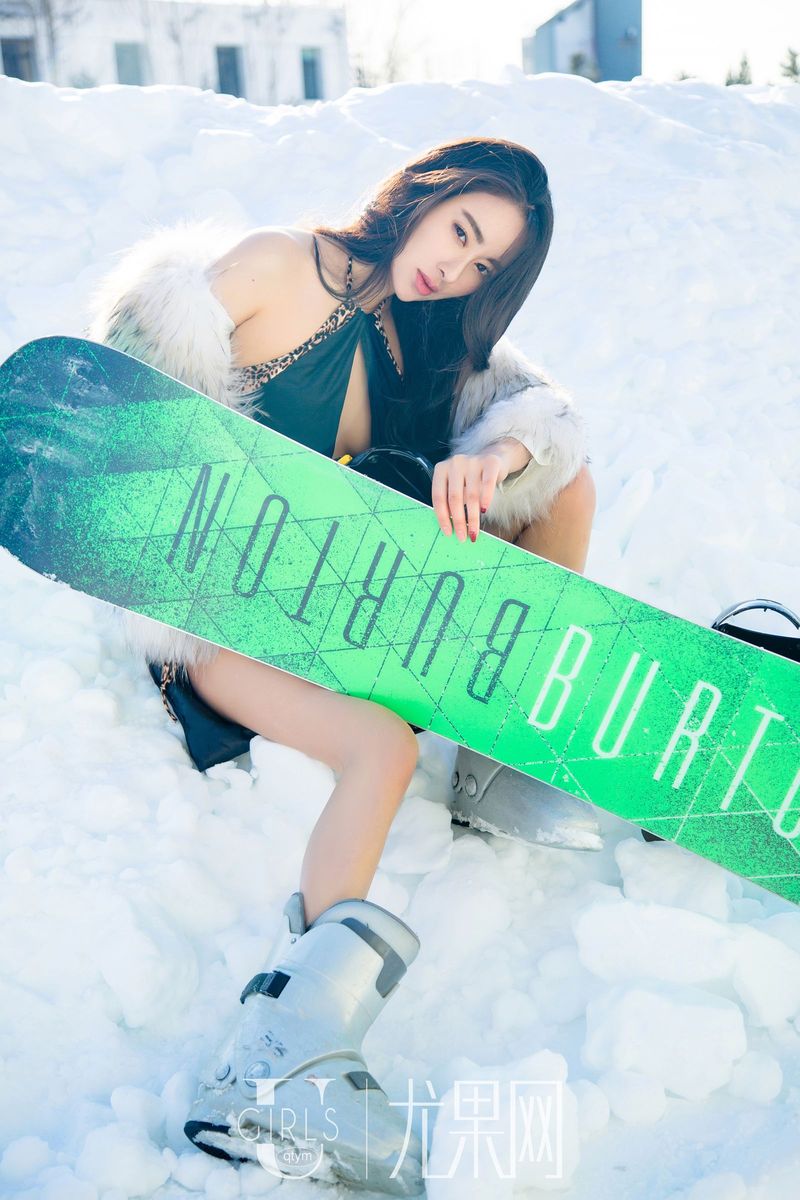 冰雪女神穆菲菲冰天雪地比基尼内衣诱惑热血写真