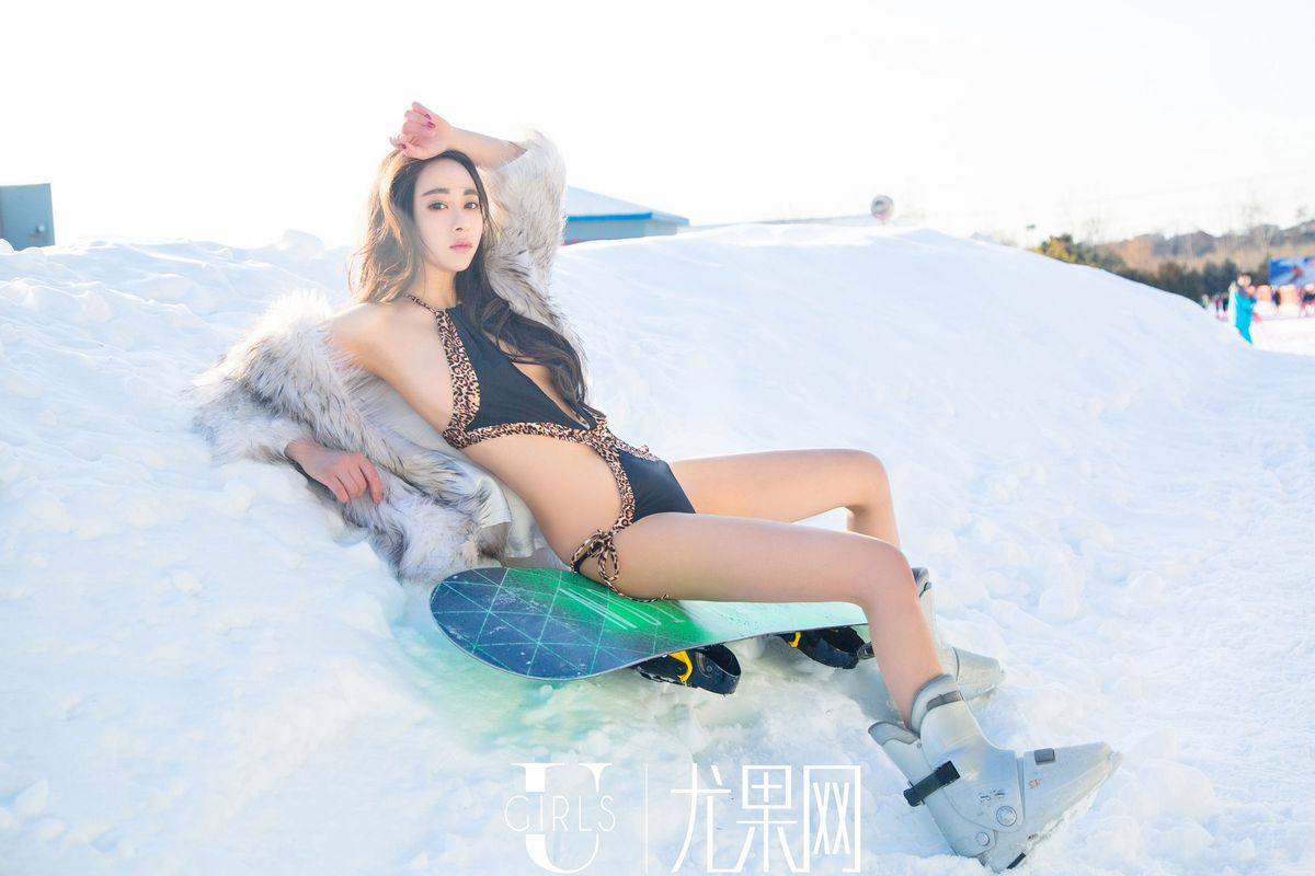 冰雪女神穆菲菲冰天雪地比基尼内衣诱惑热血写真