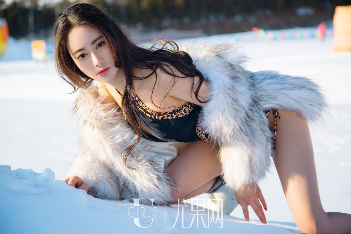 冰雪女神穆菲菲冰天雪地比基尼内衣诱惑热血写真