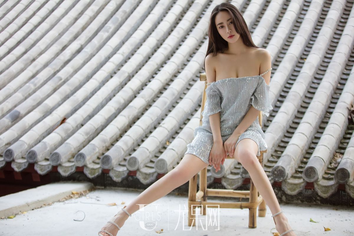 性感女神穆菲菲纤长美腿银光连衣裙内衣诱惑写真