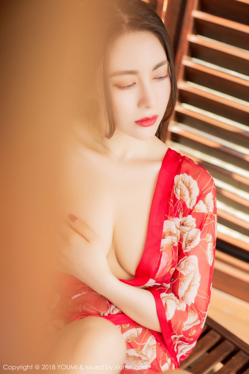 宅男女神穆菲菲红色和服白皙爆乳马尔代夫旅拍第二套