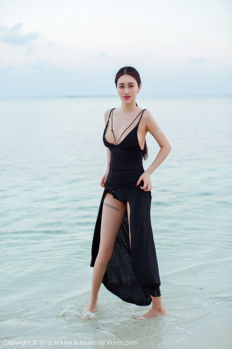 宅男女神穆菲菲红色和服白皙爆乳马尔代夫旅拍第二套