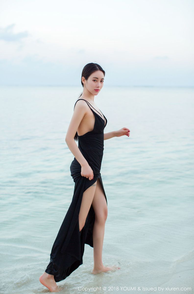 宅男女神穆菲菲红色和服白皙爆乳马尔代夫旅拍第二套