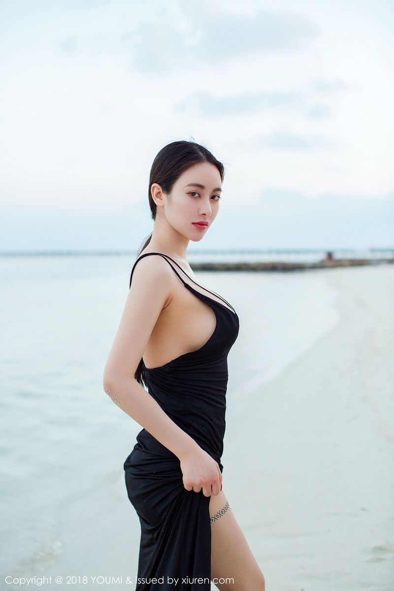 宅男女神穆菲菲红色和服白皙爆乳马尔代夫旅拍第二套
