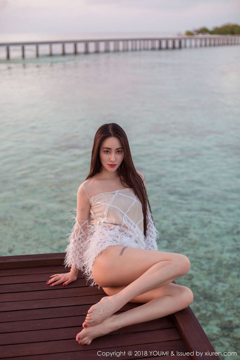 性感御姐穆菲菲比基尼美臀马尔代夫海边主题旅拍