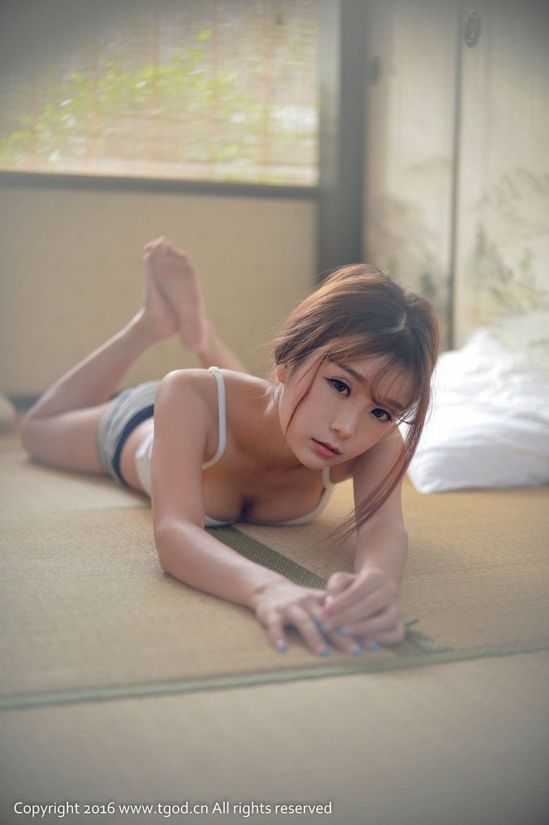 养眼美女小九Vin极品身材紫色公主裙写真