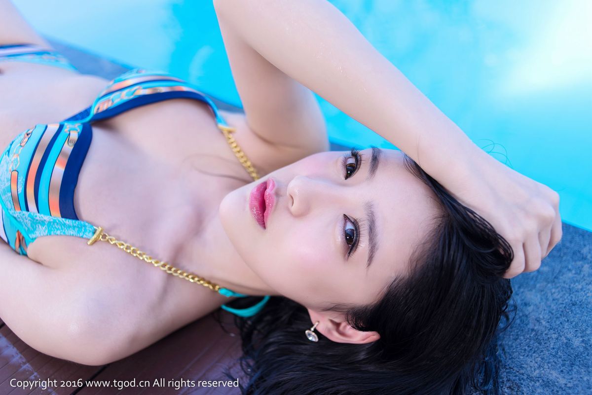 养眼美女施忆佳Kitty酱泳池比基尼芽庄旅拍