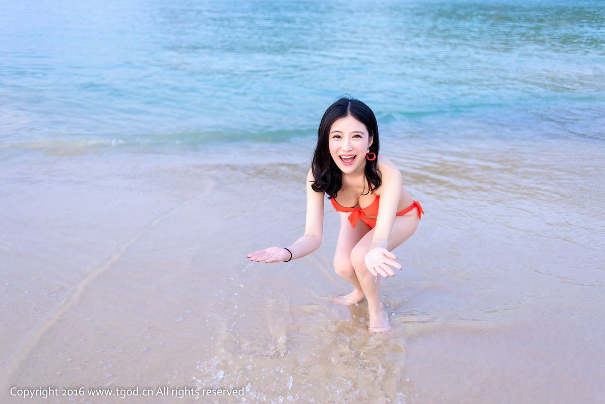 养眼美女施忆佳Kitty酱泳池比基尼芽庄旅拍