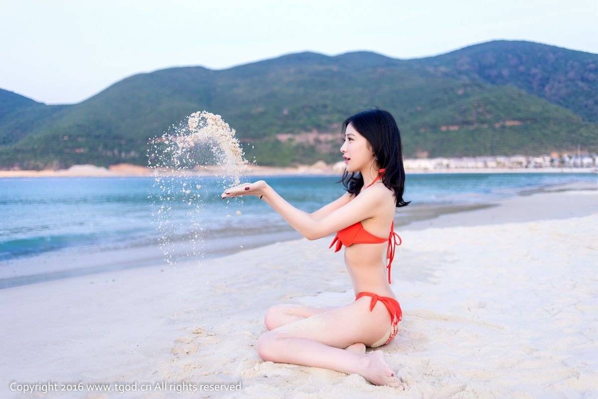 养眼美女施忆佳Kitty酱泳池比基尼芽庄旅拍