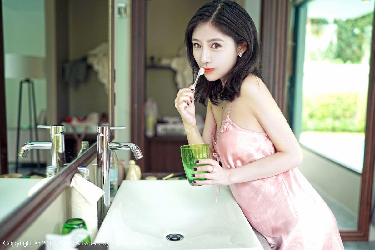 睡美人施忆佳KITTY丝质睡衣海边唯美仙子写真
