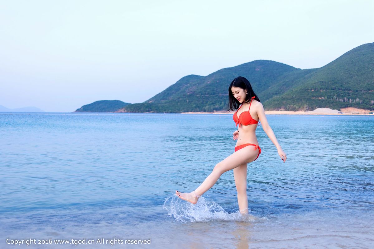养眼美女施忆佳Kitty酱泳池比基尼芽庄旅拍
