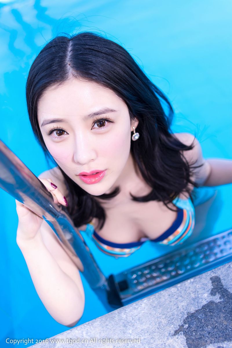 养眼美女施忆佳Kitty酱泳池比基尼芽庄旅拍