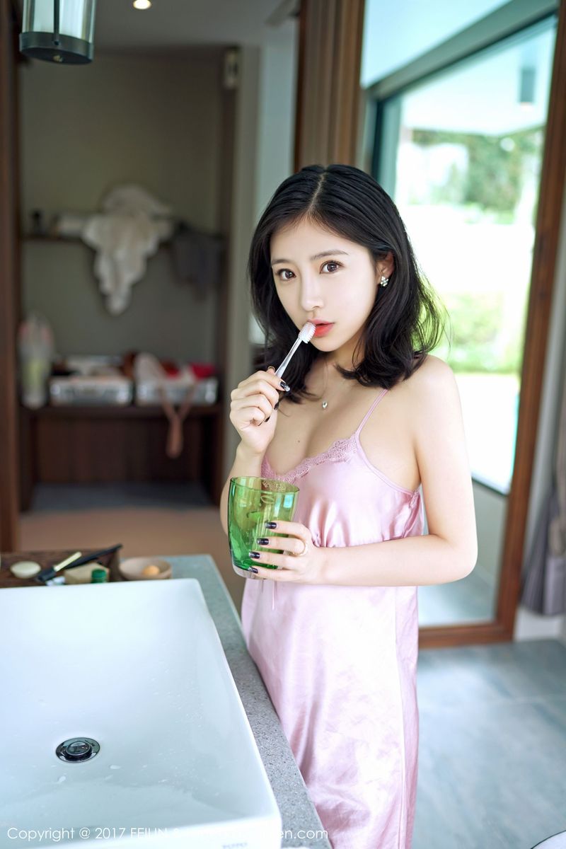 睡美人施忆佳KITTY丝质睡衣海边唯美仙子写真