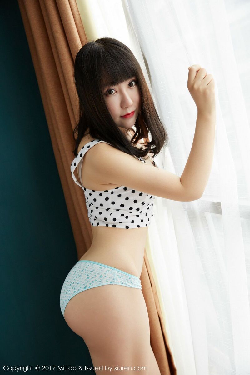 新人模特雪碧蜜桃美臀白皙美胸第二套写真