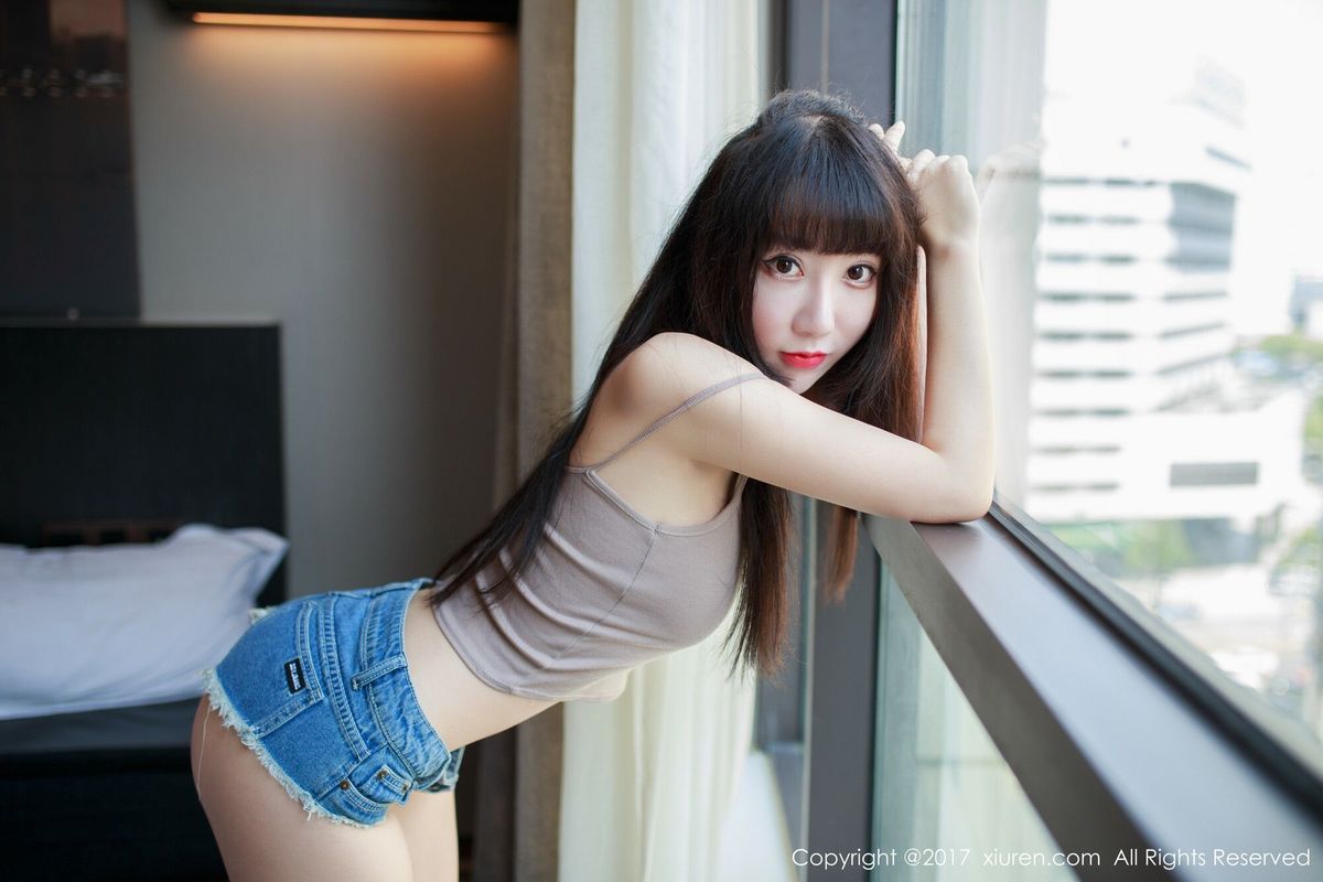美女模特夏笑笑Summer翘臀热裤私房诱惑套图
