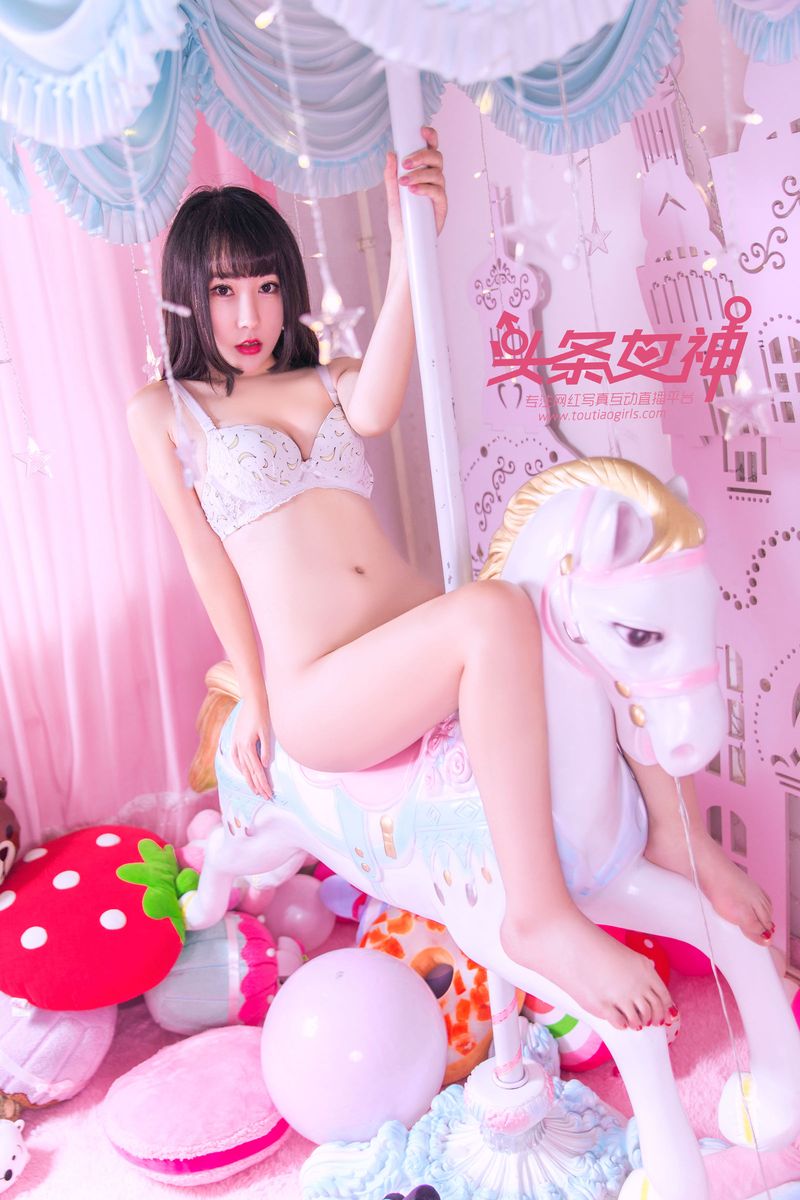 妙龄少女夏笑笑Summer旋转木马角色扮演小红帽套图