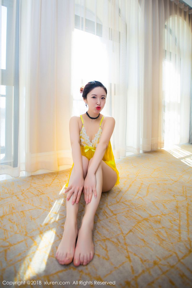 秀人网粉嫩美女西希白兔女仆装与透视吊带系列套图