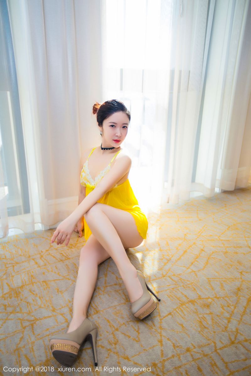 秀人网粉嫩美女西希白兔女仆装与透视吊带系列套图