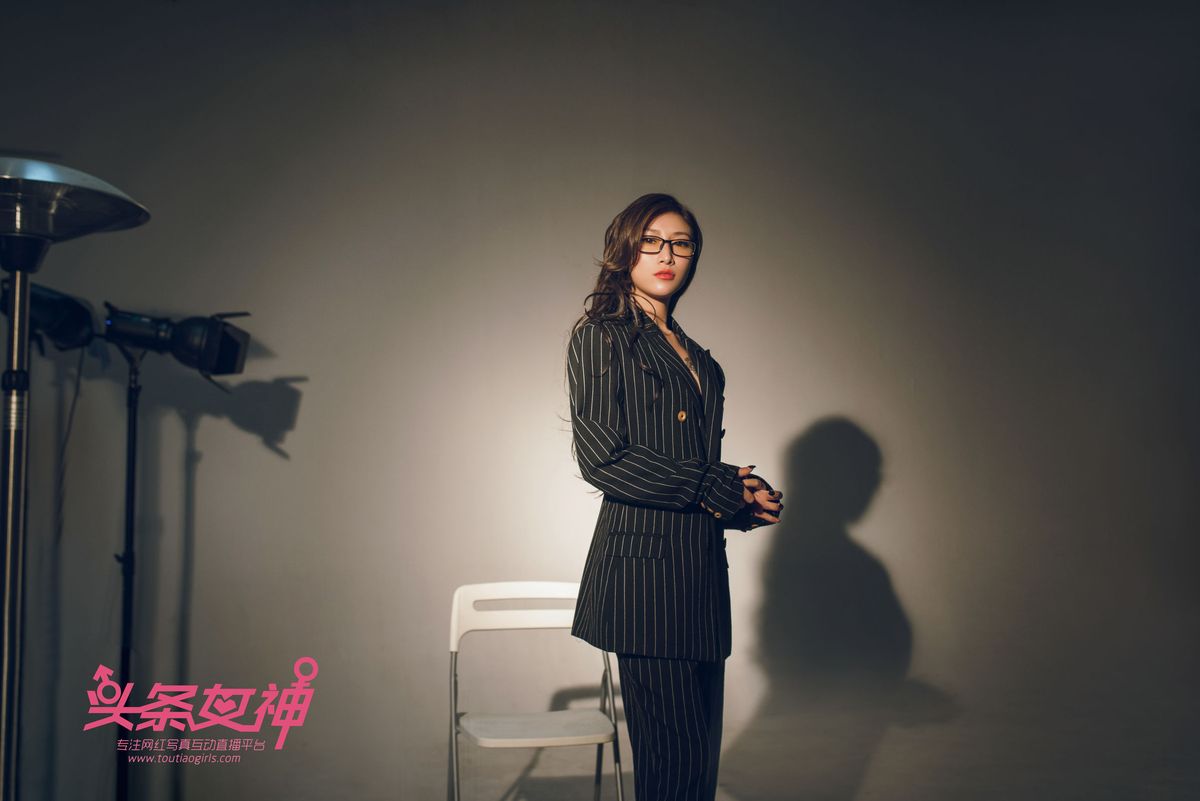 头条女神极品美女杜花花黑丝美腿内衣诱惑愚人节诱惑套图