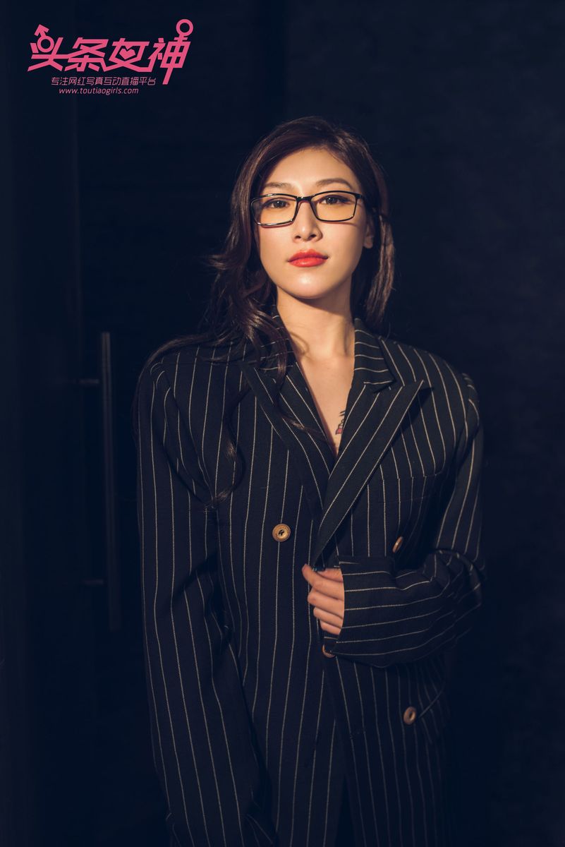 头条女神极品美女杜花花黑丝美腿内衣诱惑愚人节诱惑套图