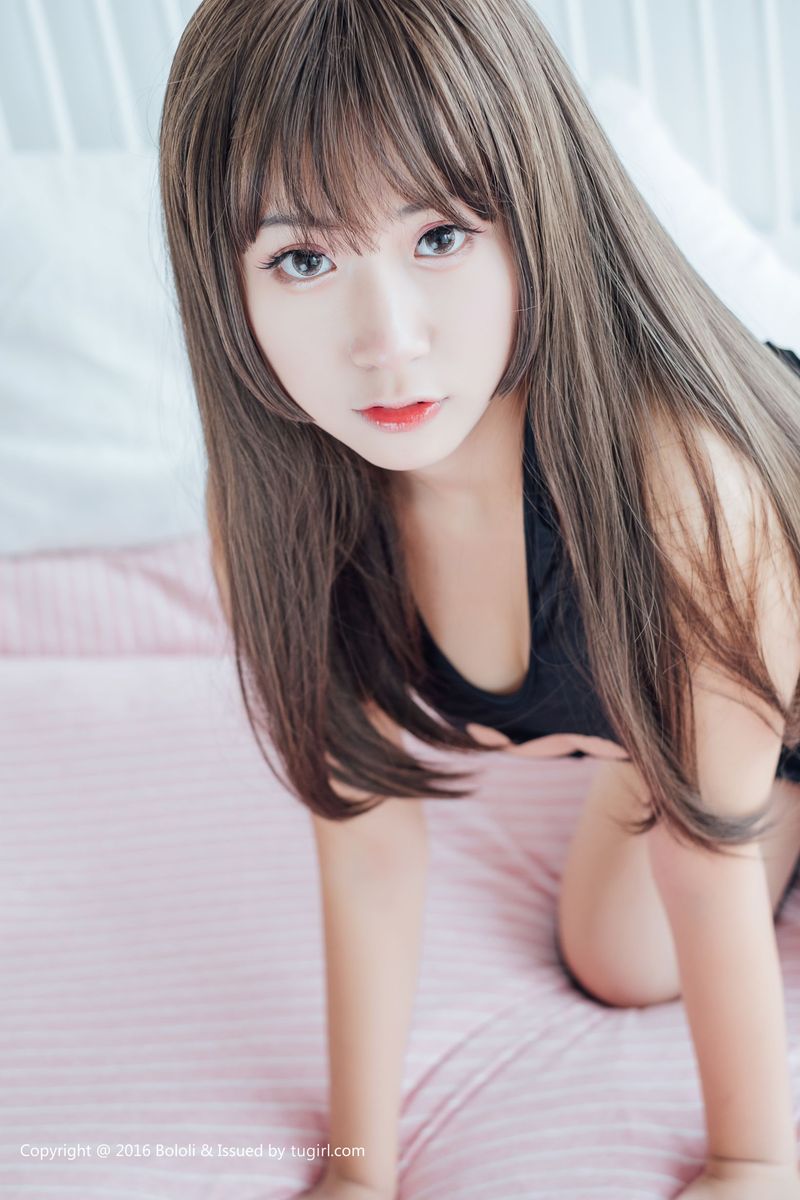波萝社萌妹子猫九酱Sakura童颜巨乳开胸诱惑系列写真
