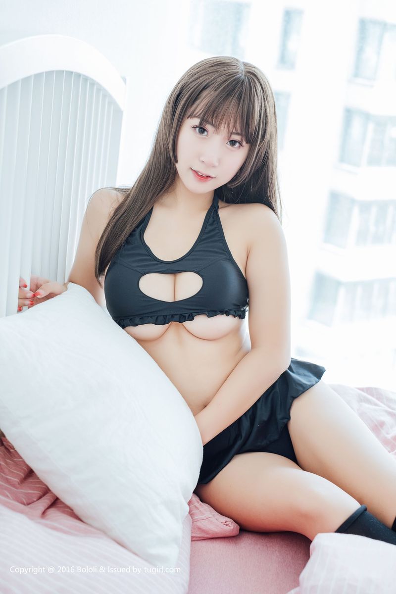 波萝社萌妹子猫九酱Sakura童颜巨乳开胸诱惑系列写真