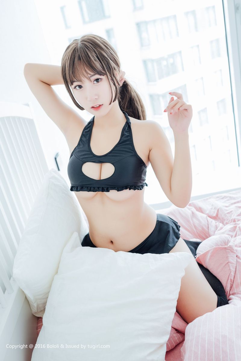 波萝社萌妹子猫九酱Sakura童颜巨乳开胸诱惑系列写真