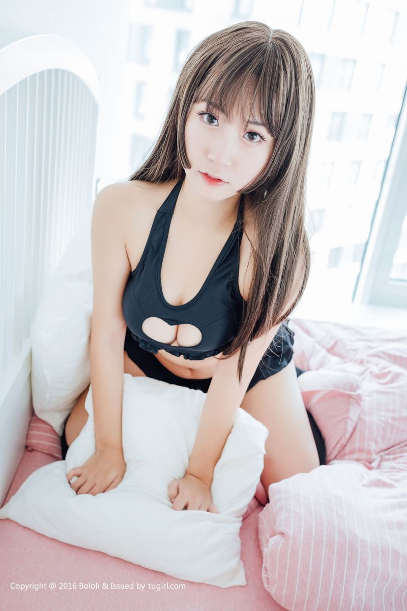波萝社萌妹子猫九酱Sakura童颜巨乳开胸诱惑系列写真