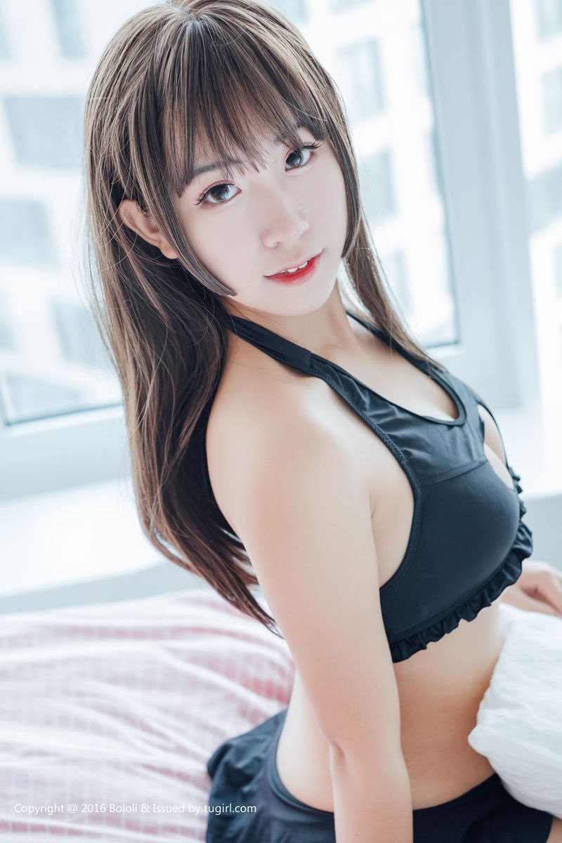 波萝社萌妹子猫九酱Sakura童颜巨乳开胸诱惑系列写真