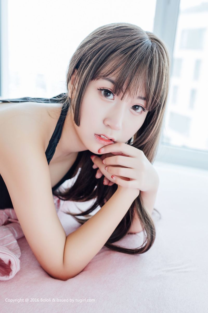 波萝社萌妹子猫九酱Sakura童颜巨乳开胸诱惑系列写真