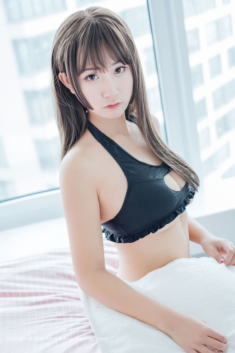波萝社萌妹子猫九酱Sakura童颜巨乳开胸诱惑系列写真