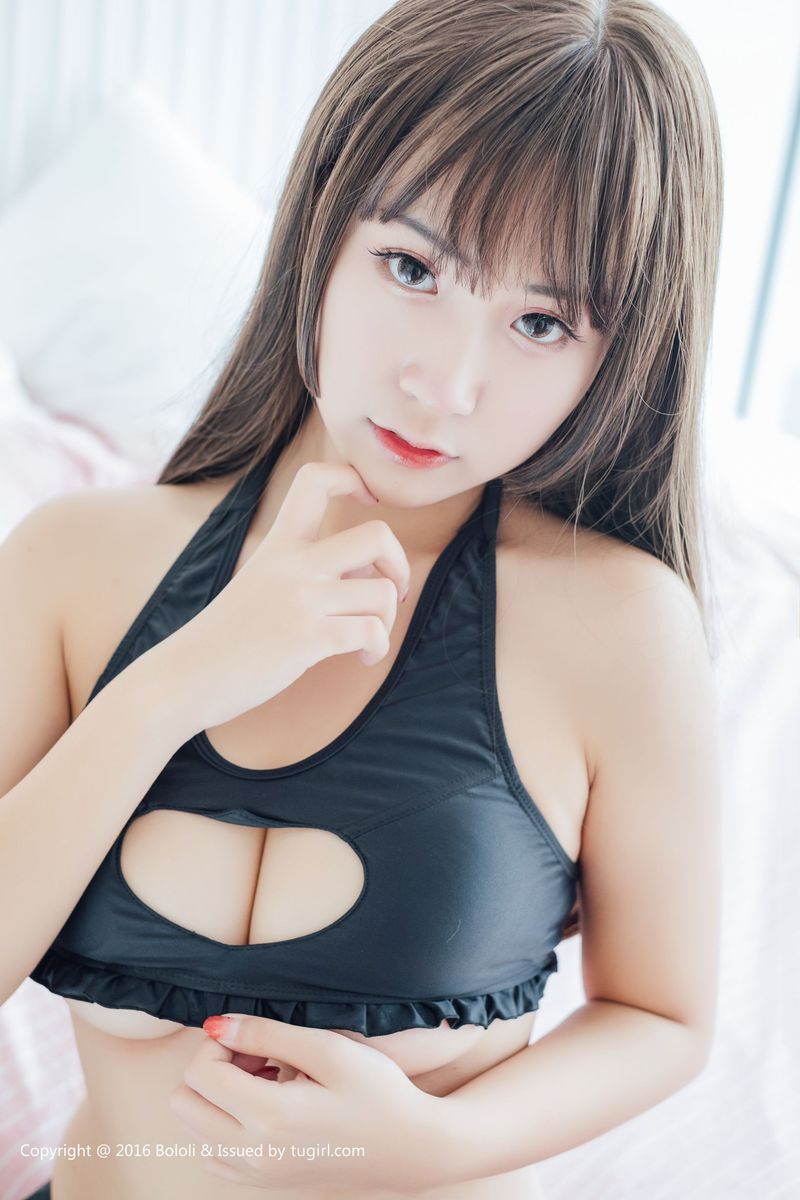 波萝社萌妹子猫九酱Sakura童颜巨乳开胸诱惑系列写真