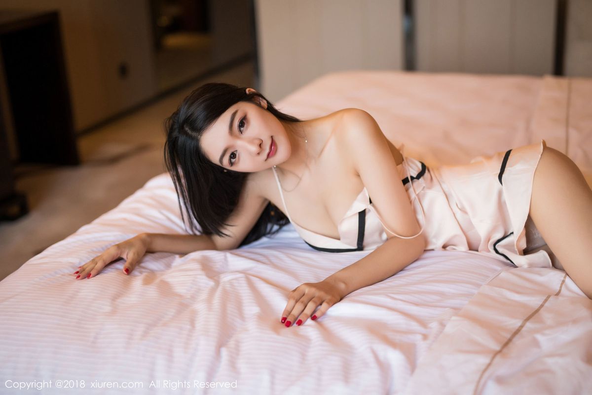 性感女神Angela喜欢猫粉红真空睡衣私房写真
