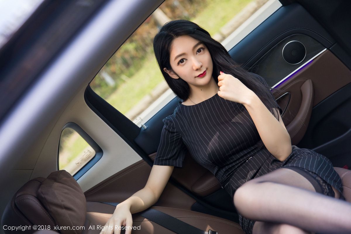 性感女神Angela喜欢猫黑丝美腿香车美人私房写真