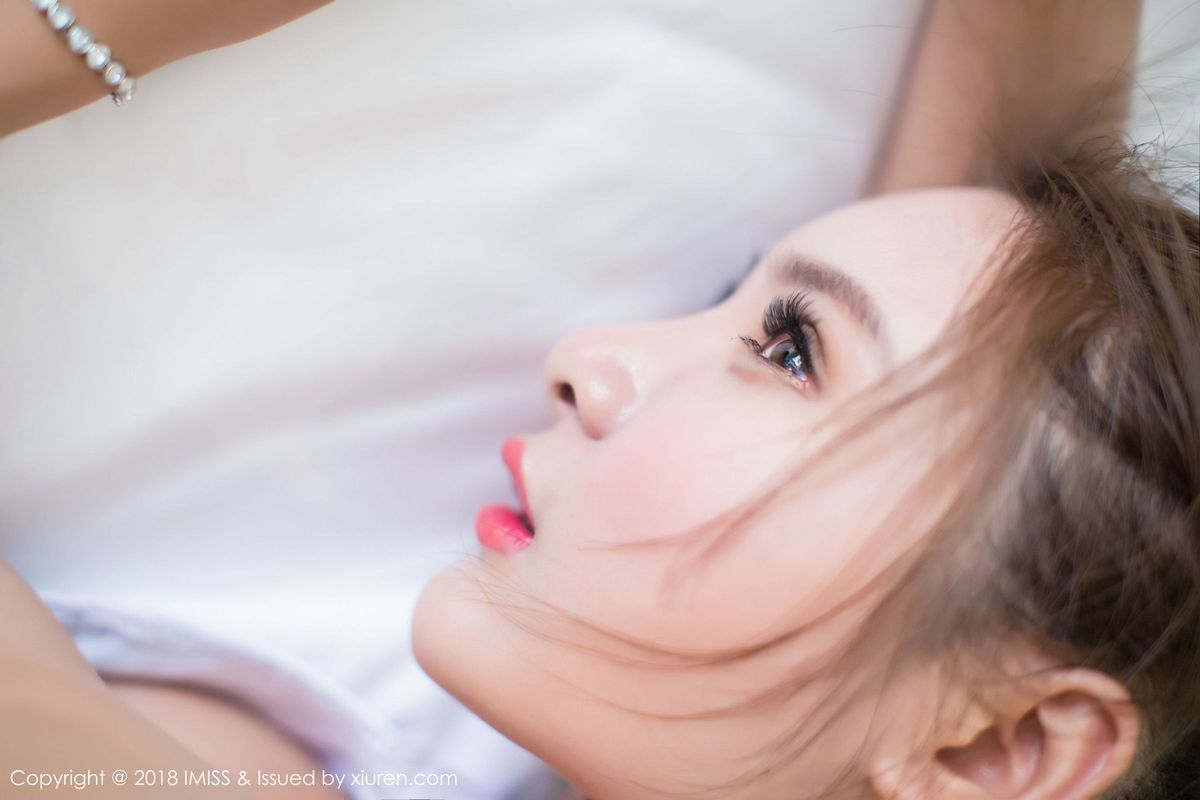 性感女神SOLO-尹菲肉丝与黑丝彰显美腿诱惑写真