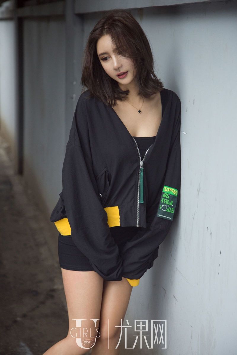 美女模特SOLO-尹菲三点式比基尼美胸翘臀性感写真