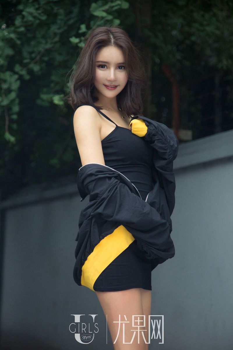 美女模特SOLO-尹菲三点式比基尼美胸翘臀性感写真