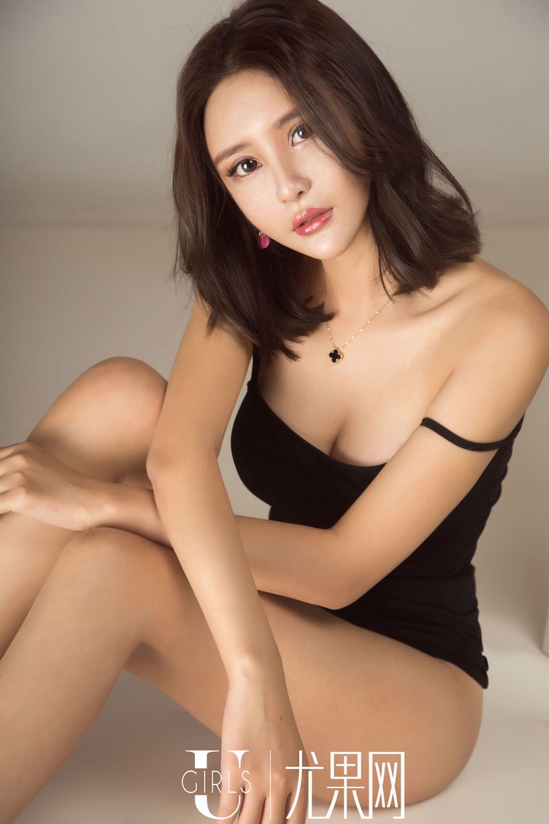 美女模特SOLO-尹菲三点式比基尼美胸翘臀性感写真