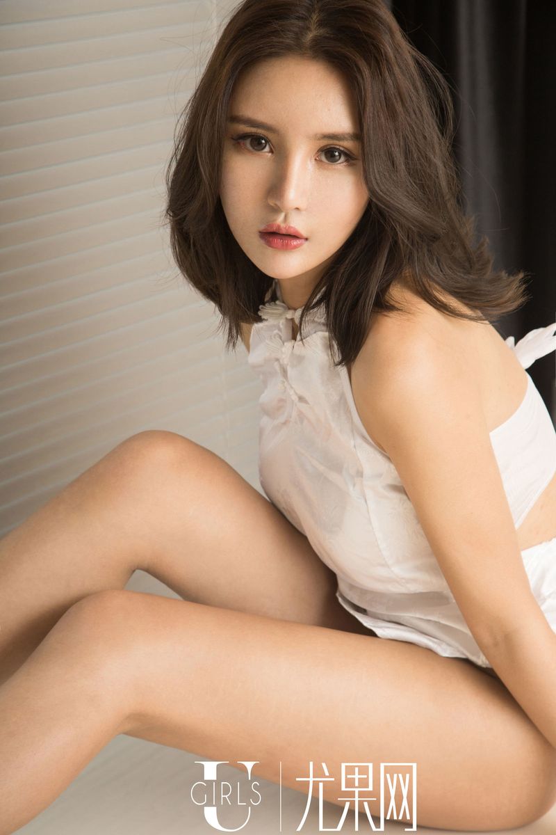 美女模特SOLO-尹菲三点式比基尼美胸翘臀性感写真