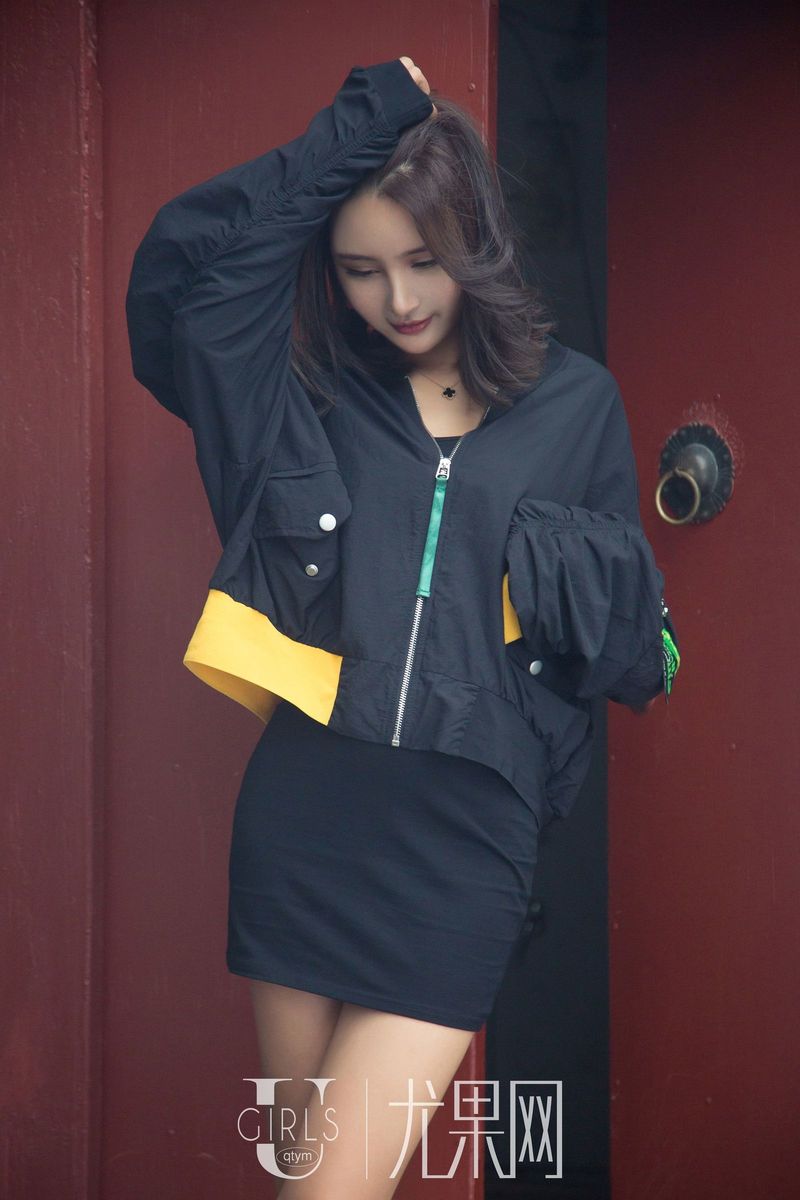 美女模特SOLO-尹菲三点式比基尼美胸翘臀性感写真