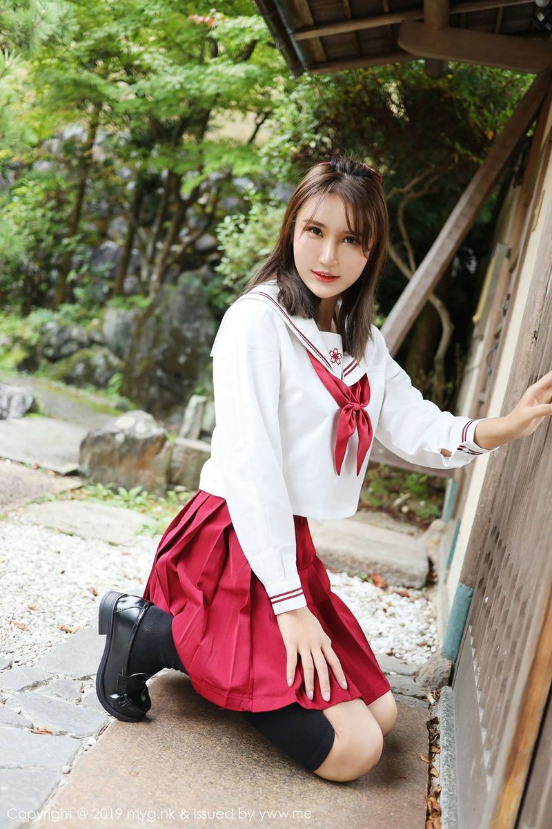 性感女神SOLO-尹菲户外学生制服大尺度日本旅拍第三套写真