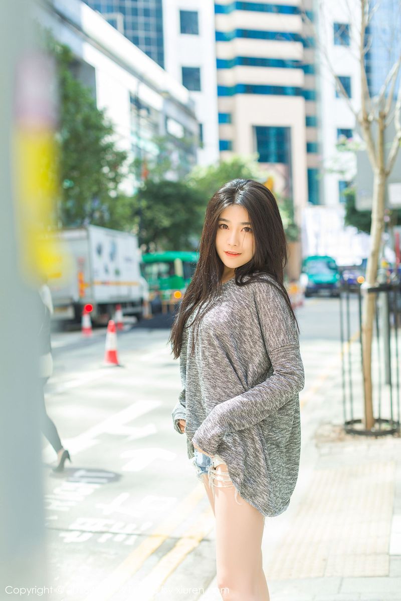 气质女神许诺Sabrina半透长裙翘臀丁字裤香港街头性感写真