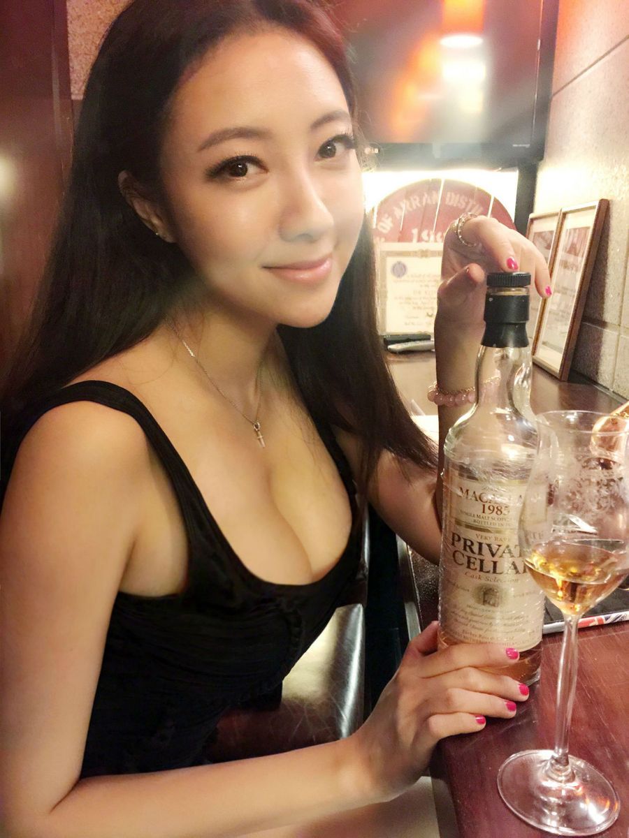 新锐模特松果儿CC硕大爆乳修长美腿浴室性感写真