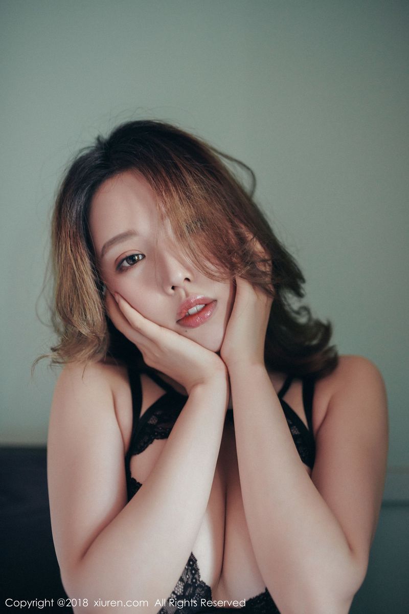 秀人网性感女神黄楽然雪乳美臀撩人姿势第二套私房写真