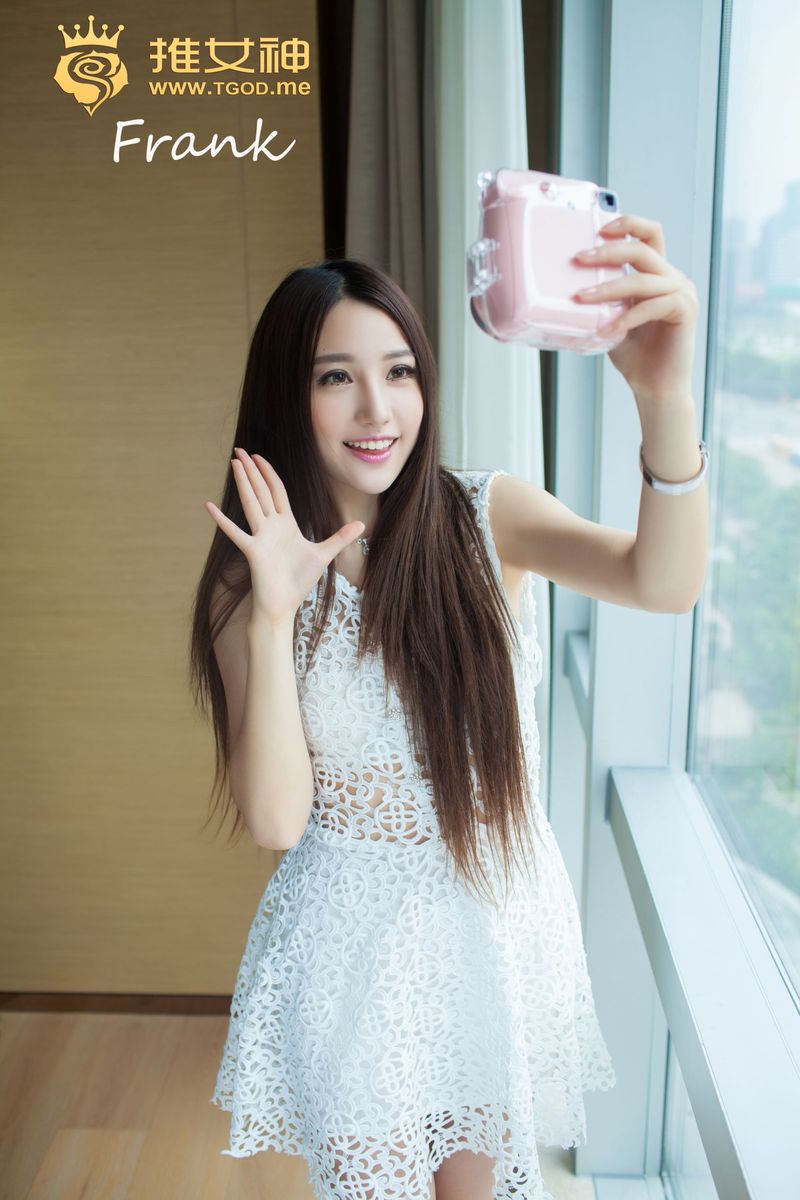 清纯美女刘奕宁Lynn白色镂空长裙性感塑身衣美胸诱惑写真