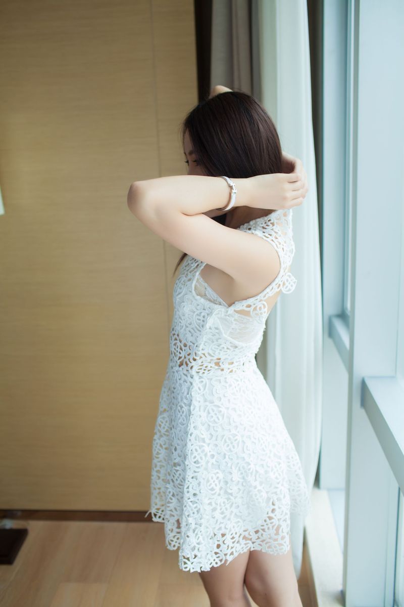 清纯美女刘奕宁Lynn白色镂空长裙性感塑身衣美胸诱惑写真