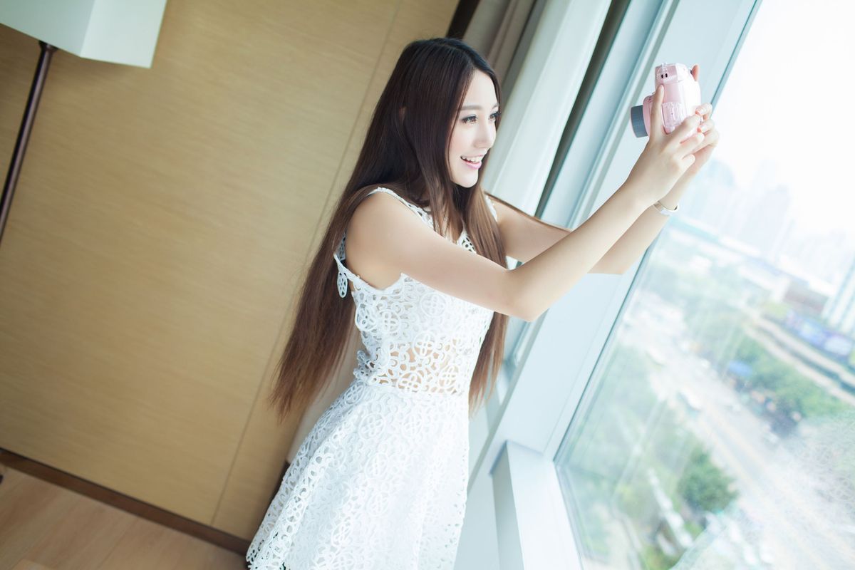 清纯美女刘奕宁Lynn白色镂空长裙性感塑身衣美胸诱惑写真