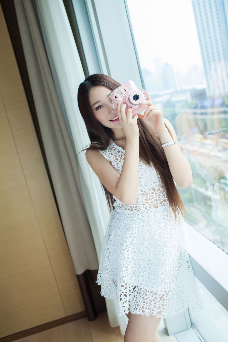 清纯美女刘奕宁Lynn白色镂空长裙性感塑身衣美胸诱惑写真